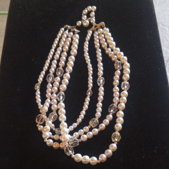 Jewelry - Elegant Faux Pearl and Crystal Necklace